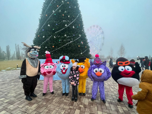 Волонтёры культуры подарили детям праздник у главной ёлки Волгограда