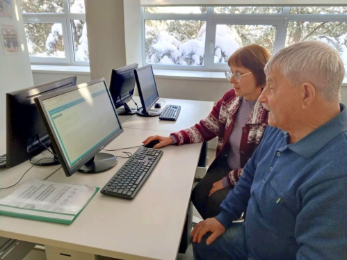 Библиотекари знакомят пожилых камышан с миром цифровых технологий