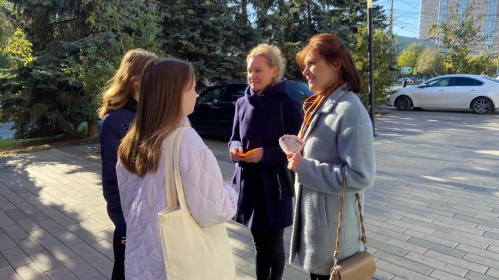 Волгоградская детская библиотека участвует во всероссийской уличной акции «Дарю тепло»