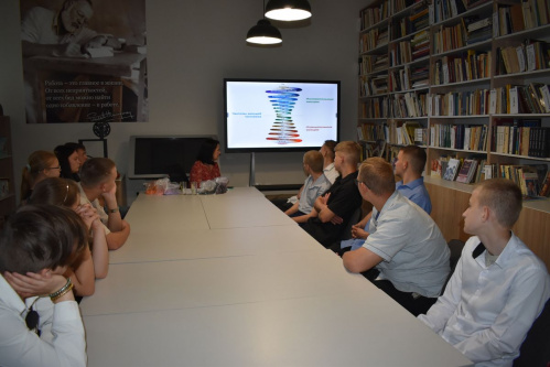 В Среднеахтубинской модельной библиотеке проводят обучающие занятия для подростков