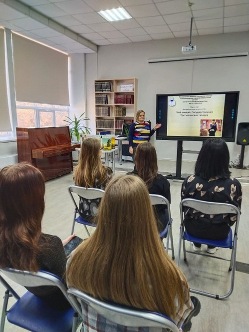 В модельных библиотеках молодёжь знакомят с сокровищами русских музеев