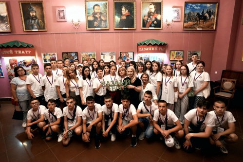 Спектакль Казачьего театра посетила молодёжь из Донбасса