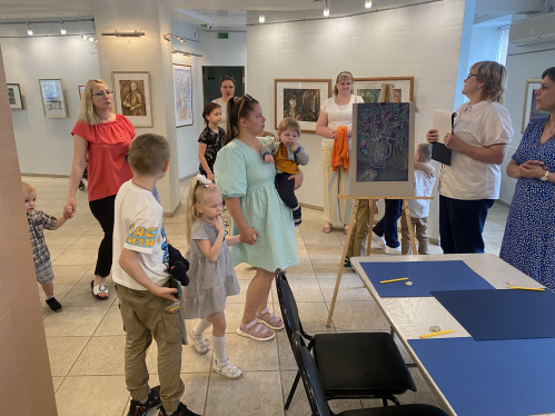 Детская художественная галерея собрала на праздник многодетные семьи