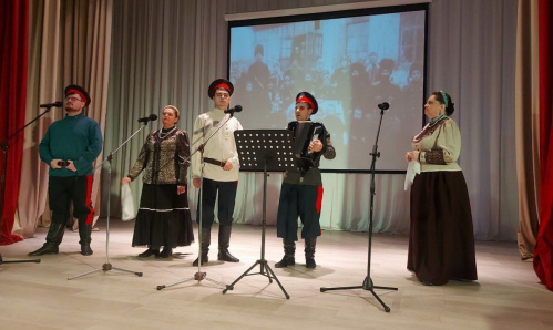 В обновлённом Палласовском доме культуры выступил ансамбль «Раняшенька»