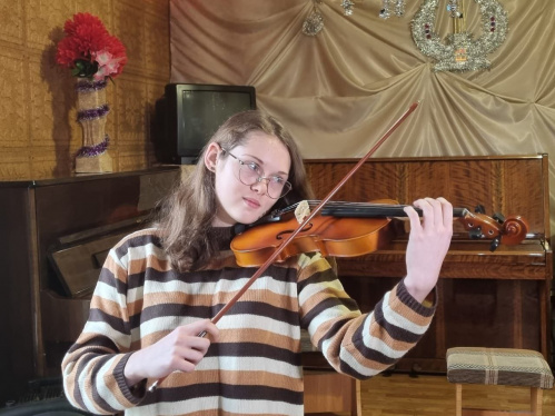 Девочке из ЛНР подарили на Новый год скрипку