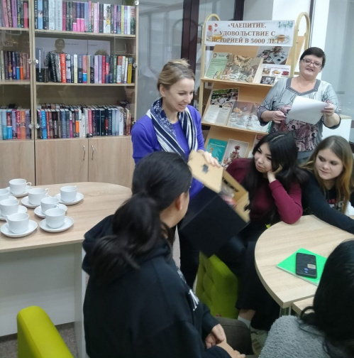 В Быковской модельной библиотеке студентов познакомили с историей чая В Быковской модельной библиотеке студентов познакомили с историей чая