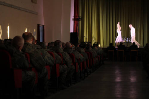 Артисты НЭТа показали мобилизованным театральный коллаж «От сердца к сердцу»