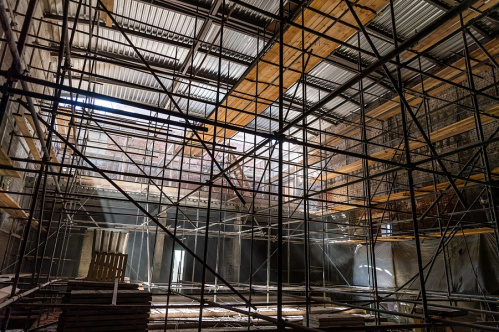 В здании бывшего кинотеатра «Победа» ведутся реставрационные работы по штукатурке стен