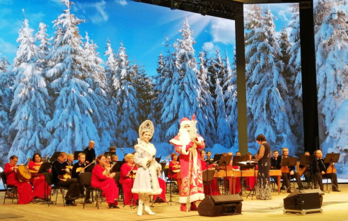 Юных зрителей Волгоградской филармонии познакомили с новогодними традициями разных стран 