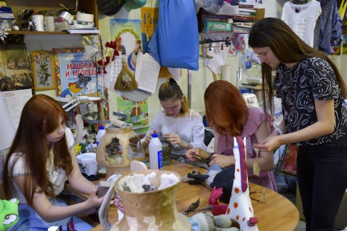 В Волгоградском театре кукол проходят практику студенты