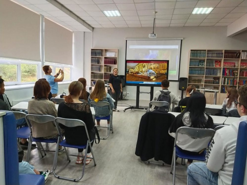 В модельной библиотеке Камышина молодёжь знакомят с мировыми шедеврами