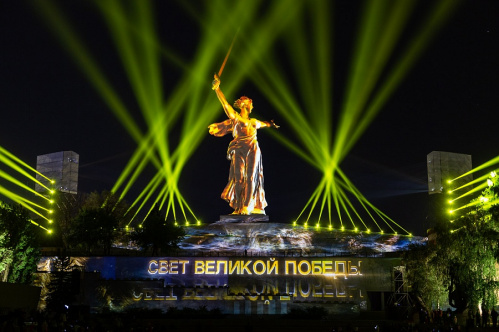 Десятки тысяч волгоградцев увидели «Свет Великой Победы»