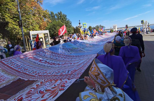 В Волгограде объединили все национальности народным полотном