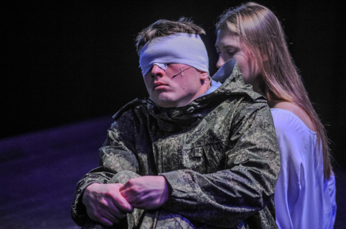 Выпускники ВГИИКа и Академии Михалкова привезли в Волгоград спектакль об СВО