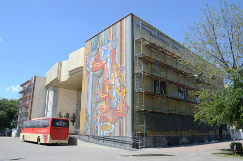 В Волгоградском ТЮЗе ремонтируют фасад