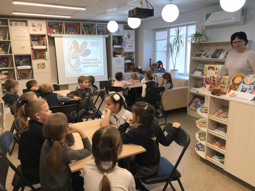 В Октябрьской модельной библиотеке школьникам рассказывают о русских народных промыслах
