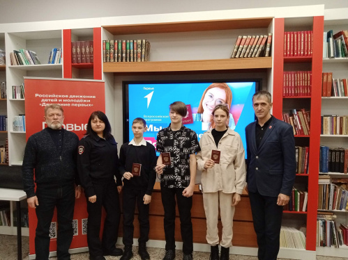 В модельной библиотеке Иловли вручили паспорта граждан РФ