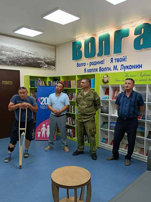 В Быковской модельной библиотеке провели экскурсию для ветеранов боевых действий