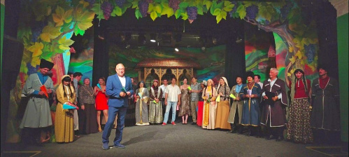 Казачий театр завершил 32-й театральный сезон показом комедии «Невеста из Имеретии» и космосом стихов Барто «На вырост..!» Казачий театр завершил 32-й театральный сезон показом комедии «Невеста из Имеретии» и космосом стихов Барто «На вырост..!»