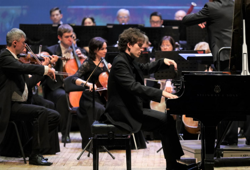 Волгоградцы устроили овации молодому пианисту Валентину Малинину