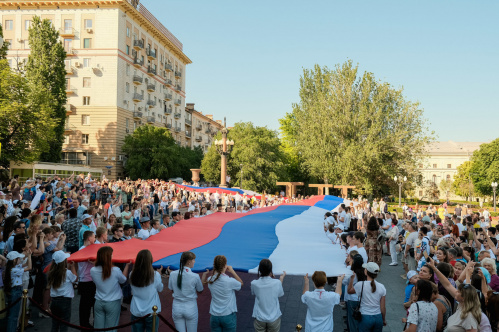 Волонтеры культуры приняли участие во флешмобе «Флаг России»