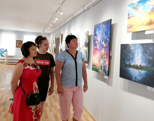 В Урюпинске открылась выставка «Музыка цвета»