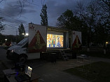 В Суровикино с помощью автоклуба устроили кинотеатр под открытым небом