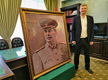 Волгоградец передал в музей-панораму «Сталинградская битва» портрет Сталина, выполненный из бисера