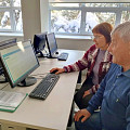 Библиотекари знакомят пожилых камышан с миром цифровых технологий